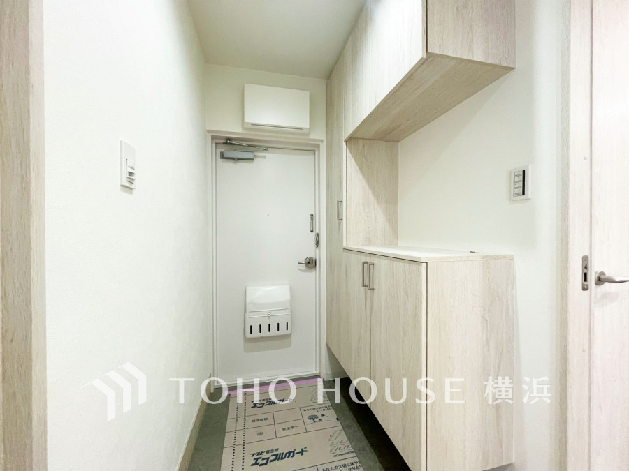 白を基調としたシンプルで清潔感溢れる玄関空間です。
