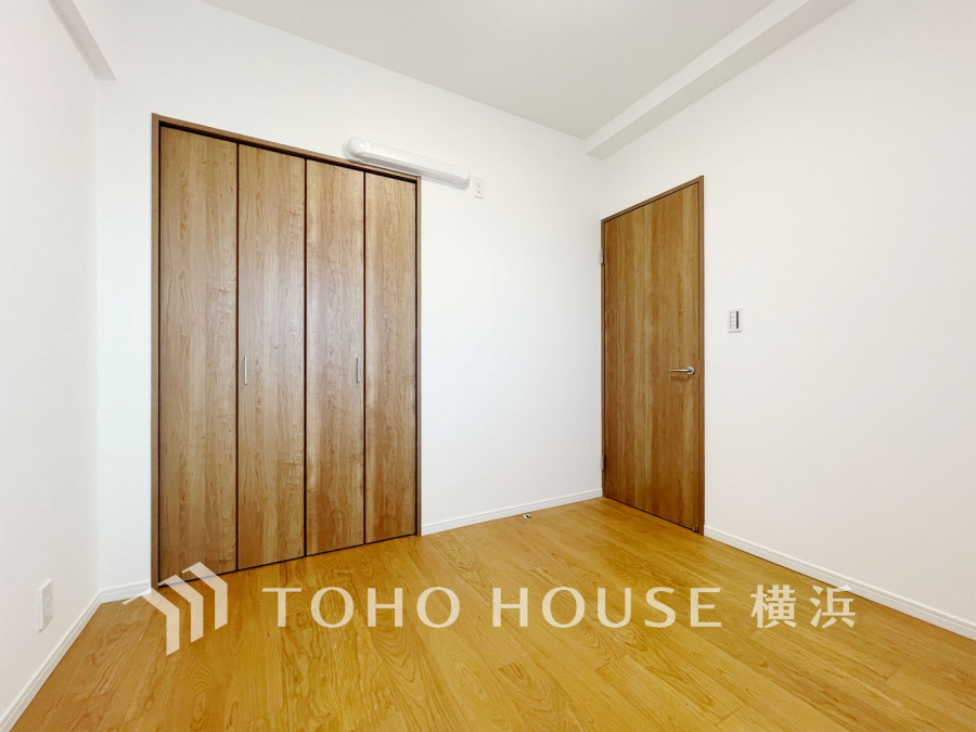 温かみのある木目調の扉と床が調和した、シンプルで使いやすい洋室です。収納も充実しています。