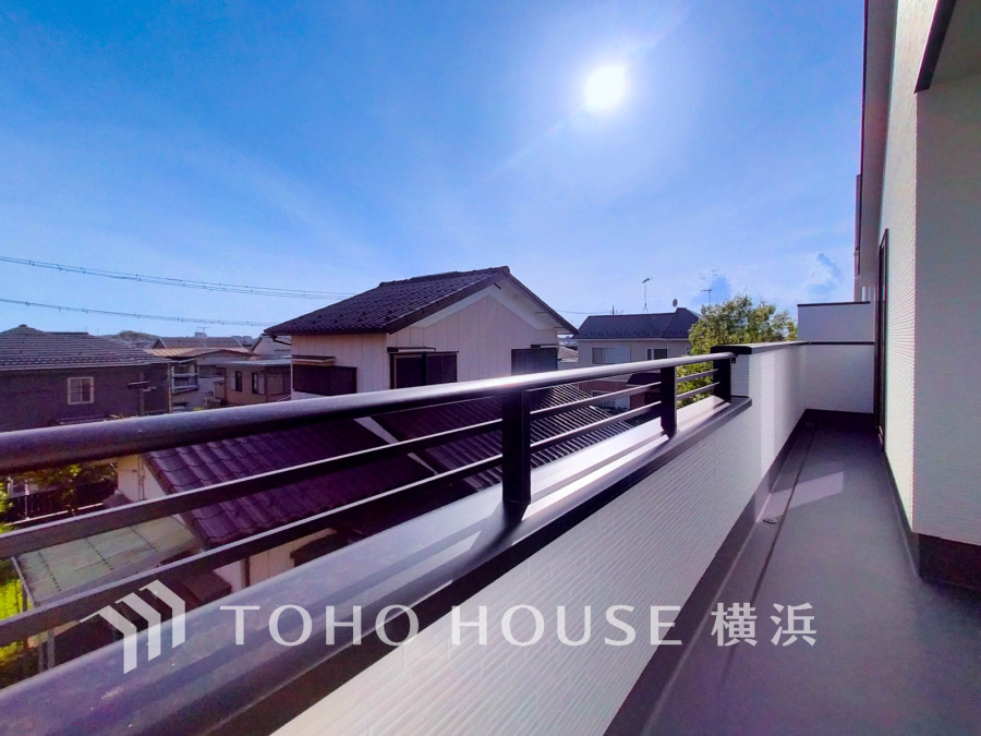 たっぷりの陽光が差し込む南向きのバルコニー。周辺には陽射しを遮る高い建物がなく、太陽の恵みを存分に享受できます。爽やかな風と暖かな陽射しが紡ぐハーモニーが日々の暮らしのBGMに。