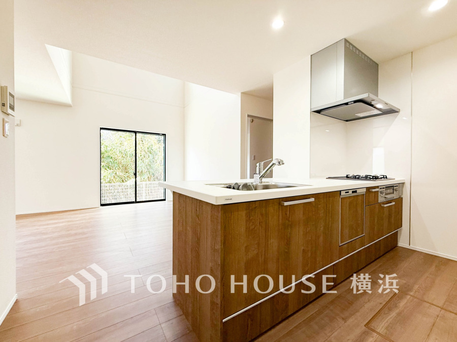 開放感あふれるリビングと木目調キッチンが調和した、明るく居心地の良い住空間です。