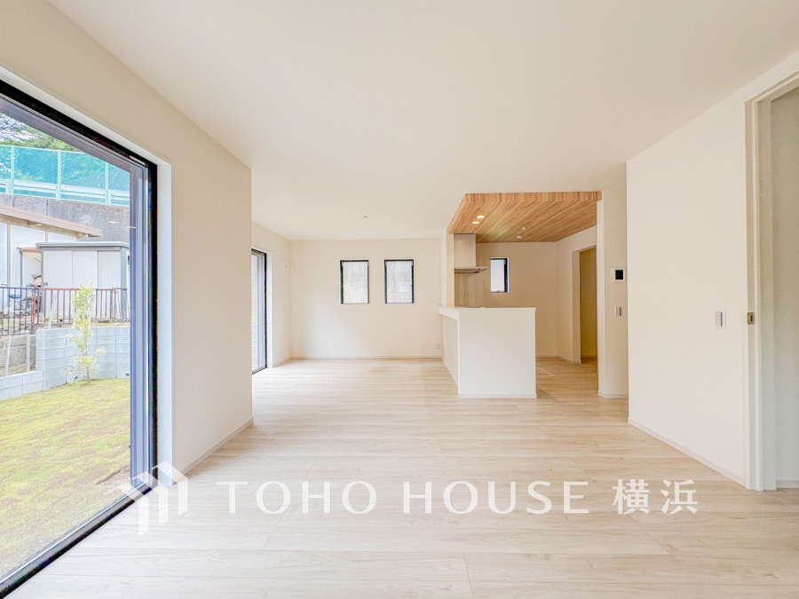 柔らかな色合いのフローリングと清潔感の溢れるクロスが明るい空間を創り出しているリビングダイニング。憩いの場に相応しく、ここで楽しむ家族の時間が絆をより深めてくれそうです。