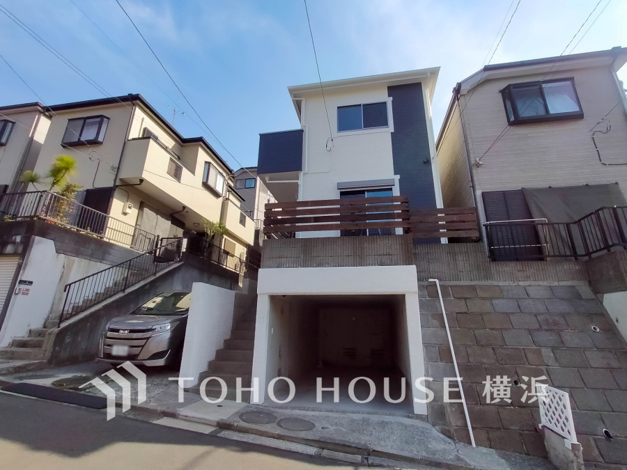 閑静な街並みに調和する落ち着いた外観。リフォームで生まれ変わった美しいお住まいです。