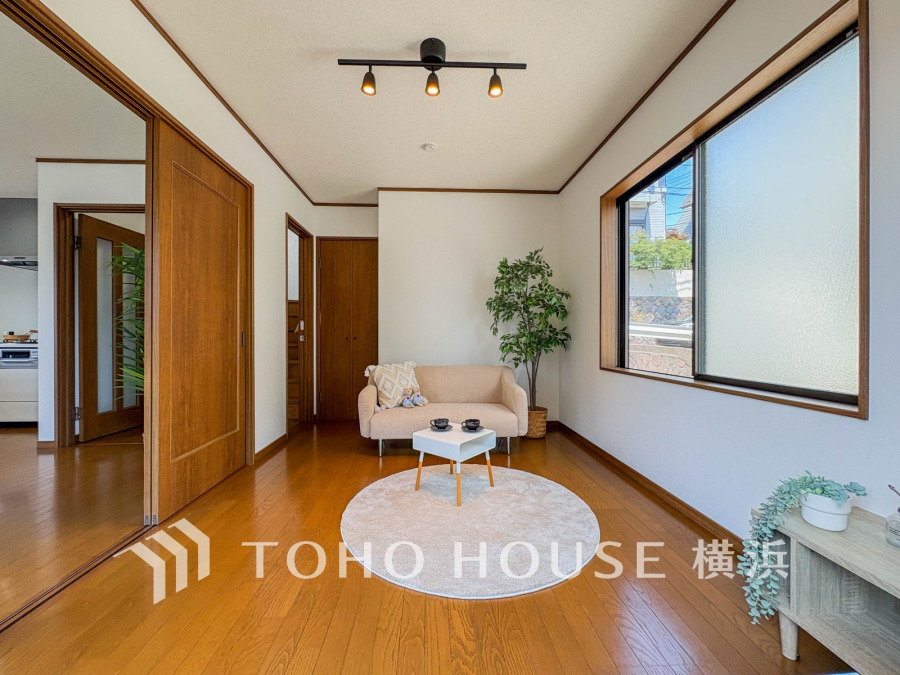 穏やかな寛ぎを届ける上質仕様のゆとりあるお部屋。引き戸を開放し、ダイニングと一体利用することで、15.6帖の大きなLDKとして利用することもできます。
