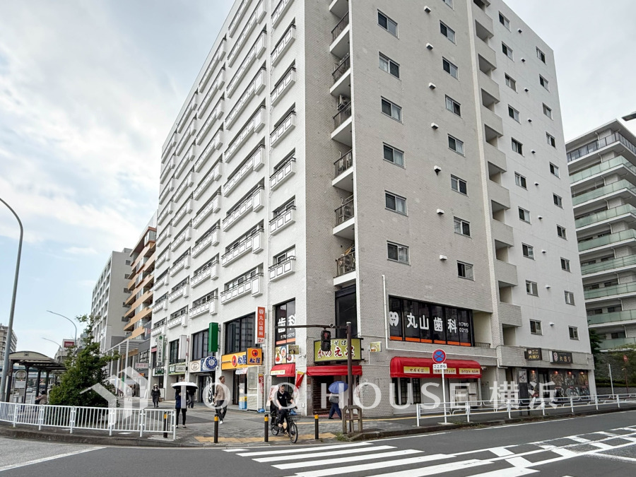 駅徒歩2分の利便に優れた好立地。1階に店舗が入る大規模マンションです。