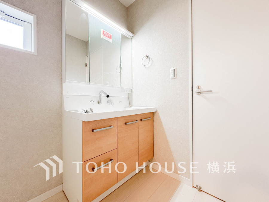 十分な大きさの洗面台は、身だしなみチェックや歯磨きなど、朝の慌ただしい時間でも余裕とゆとりを感じて頂けます。