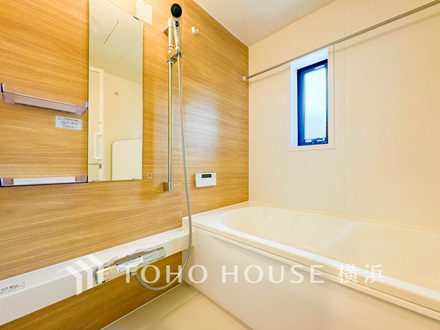 ◆質感が奏でる時間◆柔らかな風合いの木目調のパネルと流麗なデザインの浴槽が高級感を感じる浴室。疲れを癒す場所だからこそ心も体もオフになる時間をお楽しみ下さい。