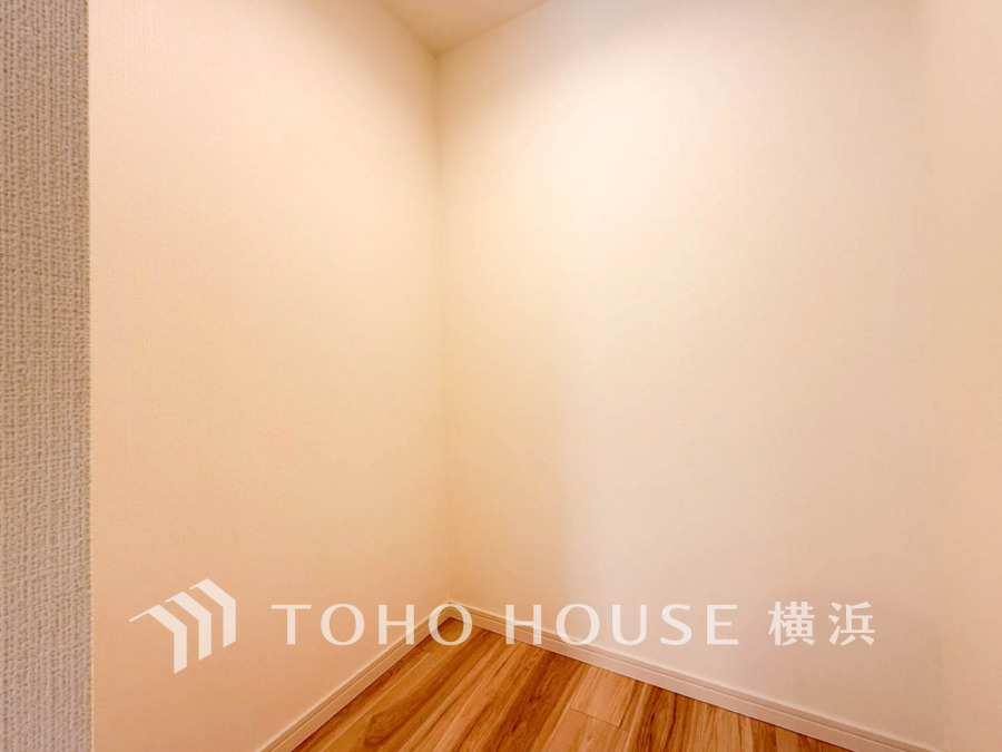 ウォークインクローゼット。洋服やバッグなどかさばる物を大量に収納できます。タンスなどの収納家具を置かずに済むので、お部屋を丸ごと使えてスッキリ♪