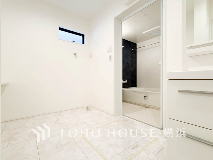 脱衣スペースを含む空間はゆとりの広さを設け、また洗面化粧台にも収納スペースを設ける事により、散らかりやすい洗面スペースをスッキリ保てます。