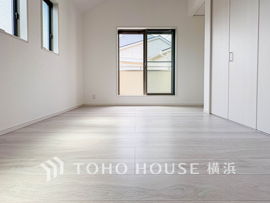 穏やかな風と陽光を導き、プライバシーに配慮された設計プランを採用し、居住性を一段と心地よいものにしています。明るく開放的な空間を演出しております。