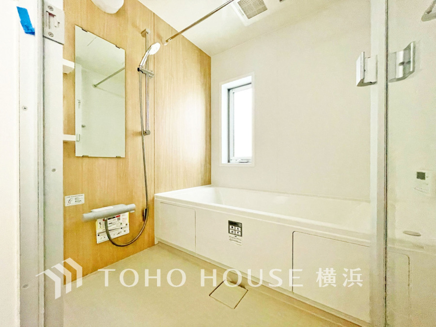 1日の疲れを取り心身を癒すことができる住まいの中のリラクゼーション空間、バスルーム。心からゆったりと寛いでいただけるよう、柔らかな色合いで仕上げています。