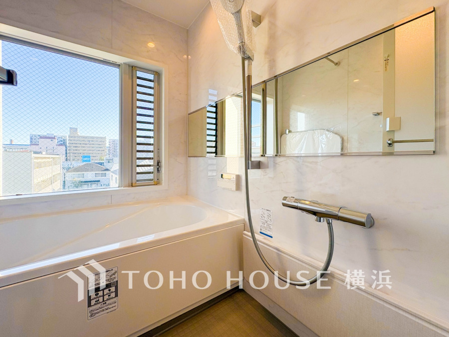 1日の疲れを癒すバスルームは、心地よいリラックスを叶える清潔感溢れる美しい空間です。心からゆったりと寛いでいただけるよう、ゆとりのスペースを確保してます。