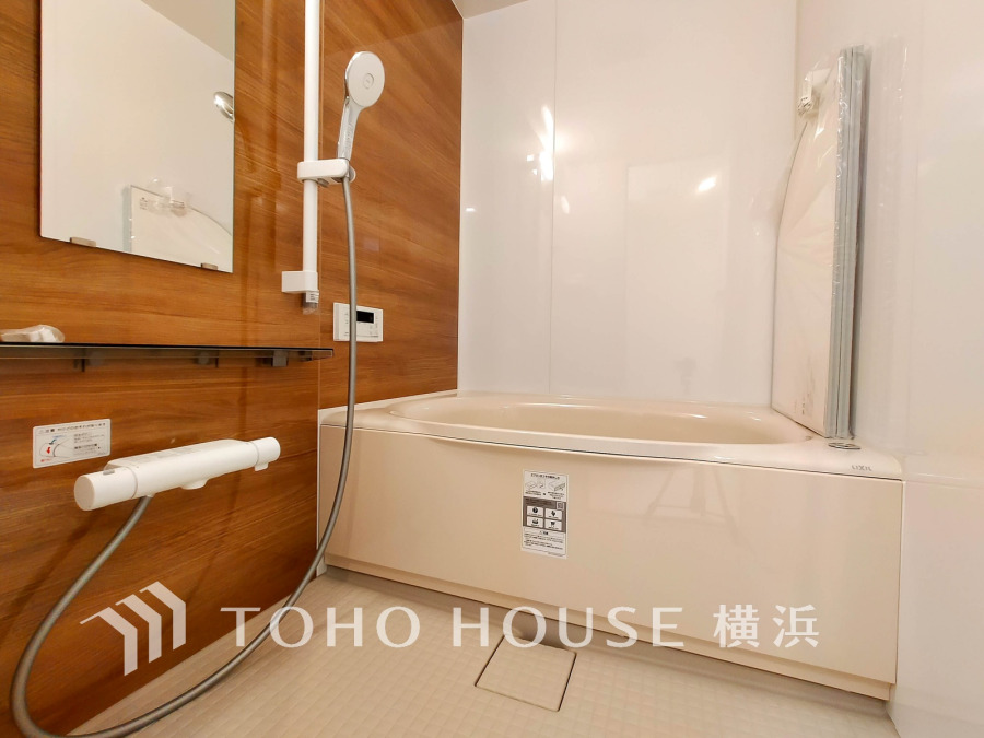 上質が感じられる質感とカラーリングで、清潔な空間美を実現。一日の疲れが癒される優雅なバスタイムを堪能できるゆとりあるバスルームです。