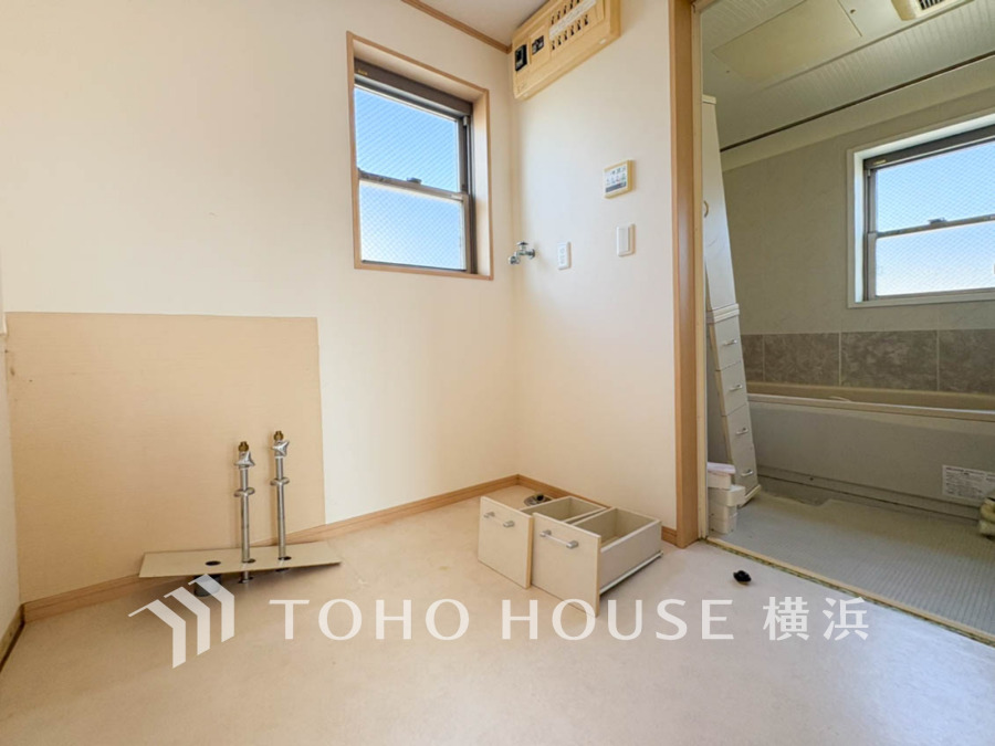 【2025年8月撮影】一日の始まりと終わりを心地よく演出してくれる、多彩な機能が備えられたパウダールーム。心地よいリフレッシュ空間です。