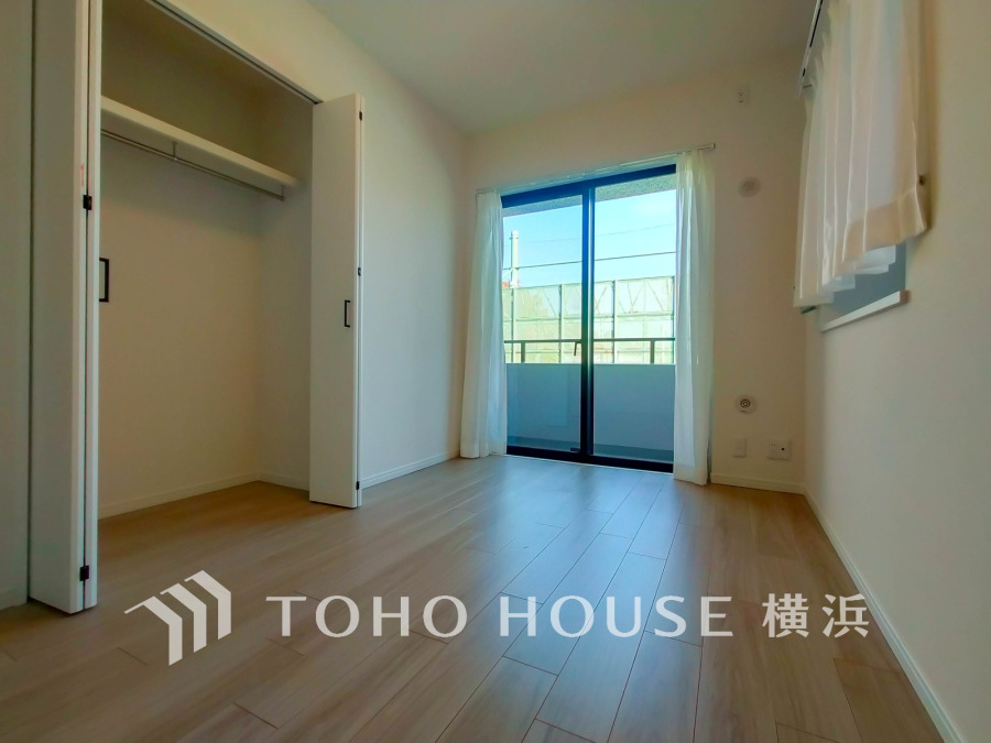 バルコニーに面した明るい洋室。穏やかな陽射しが、ゆったりとした寛ぎの時間を包みます。
