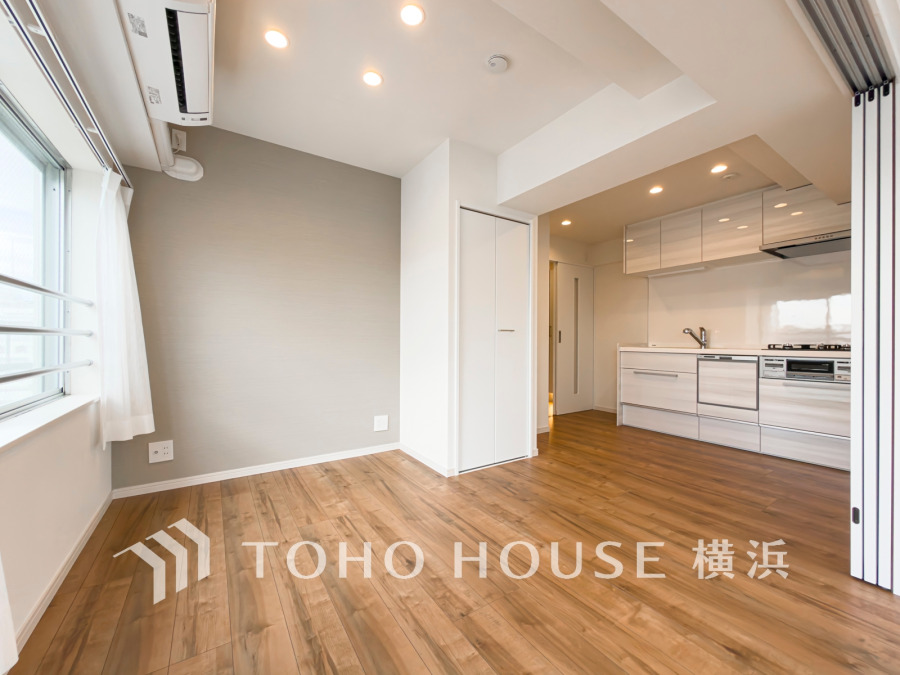 柔らかな色合いのフローリングと清潔感の溢れるクロスが明るい空間を創り出しているリビングダイニング。憩いの場に相応しく、ここで楽しむ時間が絆をより深めてくれそうです。