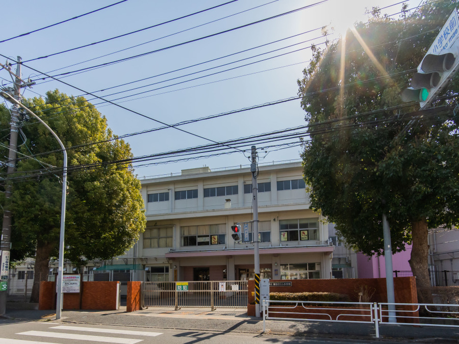 横浜市立瀬谷さくら小学校　約450ｍ
