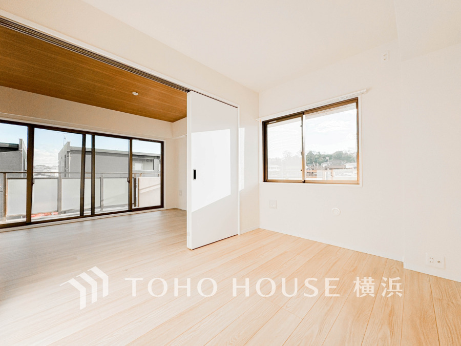 陽光が差し込む明るいリビングと続き間の洋室。開放感あふれる空間設計で快適な暮らしを実現します。