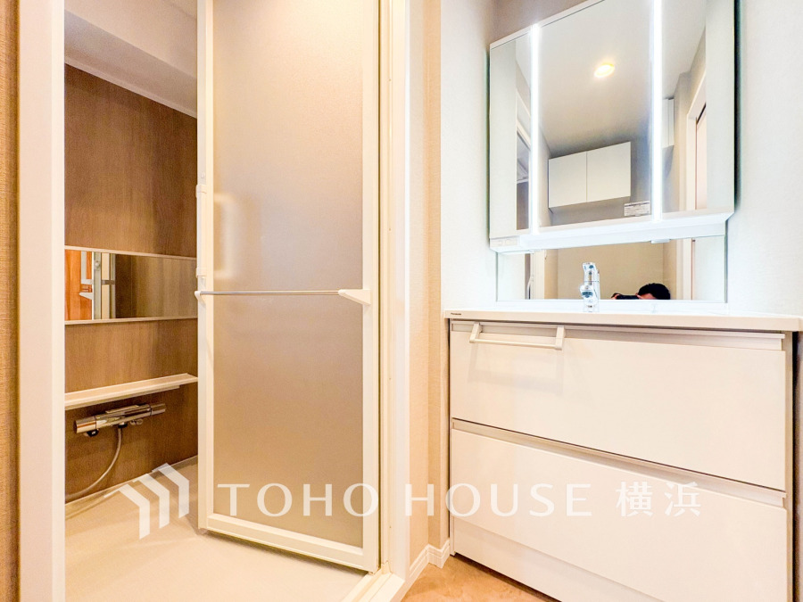 十分な大きさの洗面台は、身だしなみチェックや歯磨きなど、朝の慌ただしい時間でも余裕とゆとりを感じて頂けます。