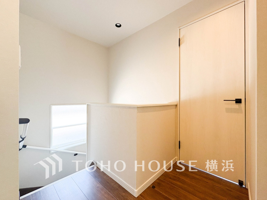 上質感漂う玄関と廊下。居住者の帰り、訪れる方を優しく迎える・安らぎに満ちた生活空間を予感させる。健やかな暮らしを楽しめそう。