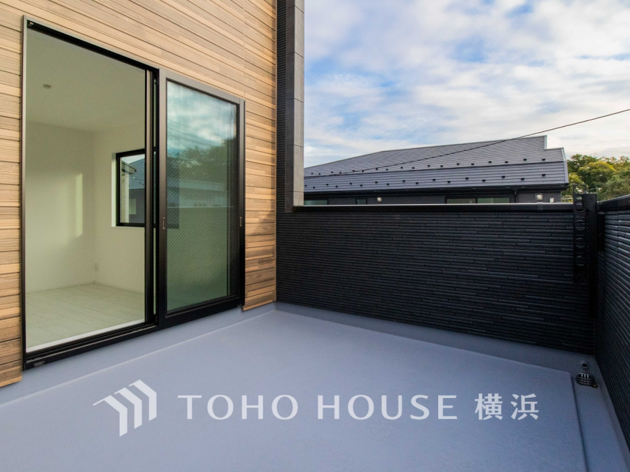 暮らしの中で光と風を演出してくれる広いバルコニー。見事なまでの開放的な空間を演出しながら、プライベート性も確保された空間は我が家の自慢。アウトドアリビングとしても楽しめそう。