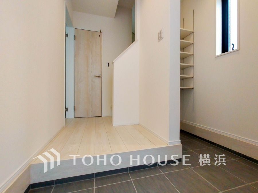 収納力抜群のシューズインクローゼット付き玄関。スッキリ片付き、家族みんなの靴をまとめて収納できます。