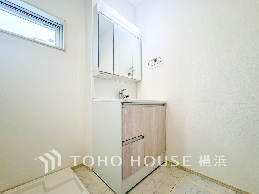 十分な大きさの洗面台は、身だしなみチェックや歯磨きなど、朝の慌ただしい時間でも余裕とゆとりを感じて頂けます。