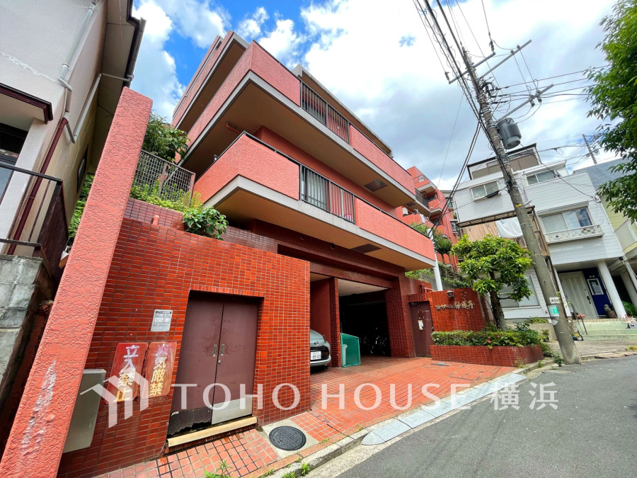 2駅2路線利用可能の快適立地。閑静な住宅街に佇むマンションです。