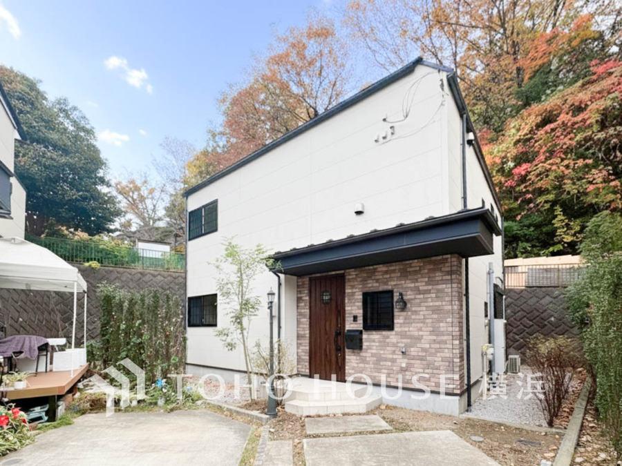 自然に囲まれた静かな環境に佇む、モダンなデザインの2階建て一戸建て住宅です。