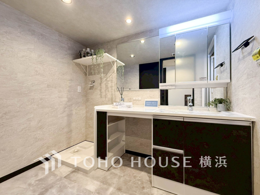 清潔感あふれる広々とした洗面スペース。収納や鏡の工夫で使いやすさと快適さを追求した設計です。