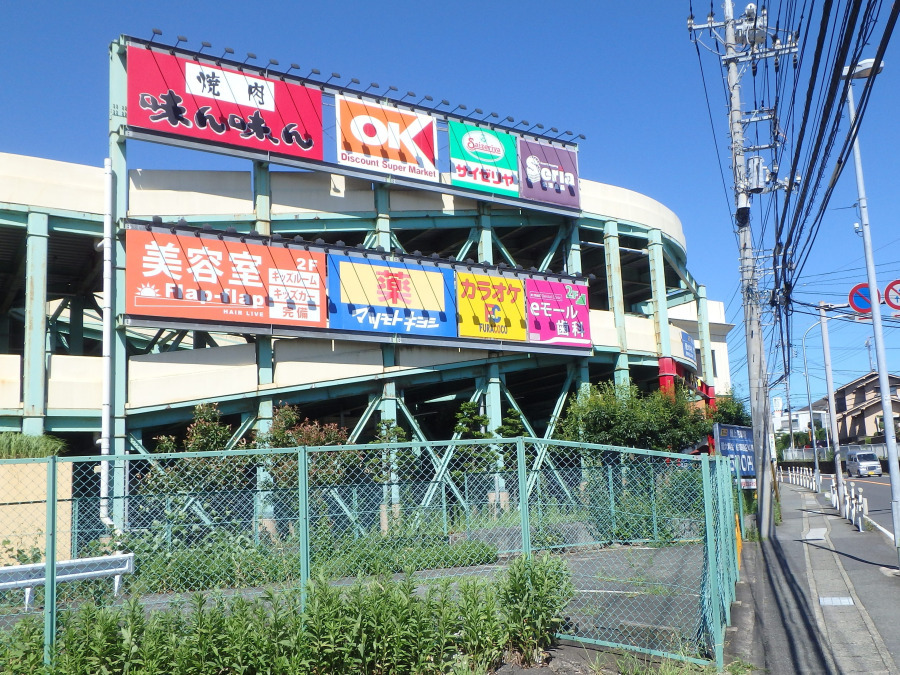 多彩な店舗が集まる商業施設。スーパーや飲食店、美容室、薬局など生活に便利なサービスが充実しています。