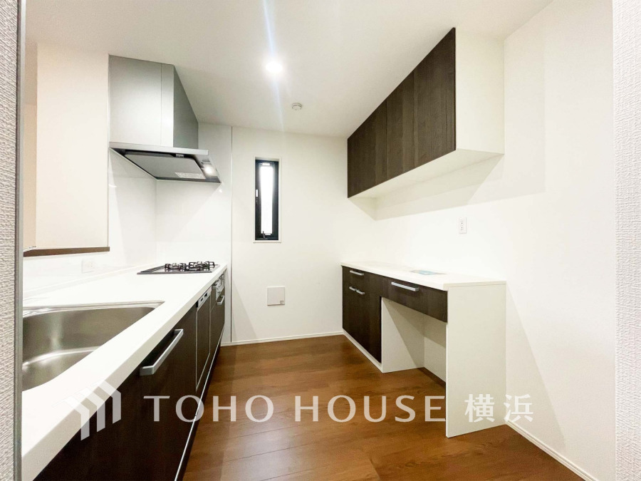 デザイン性だけでなく、機能性も高いシステムキッチンには食洗機を設置し、家事負担を軽減。背面には室内の雰囲気に合わせた大容量のカップボードを造作。