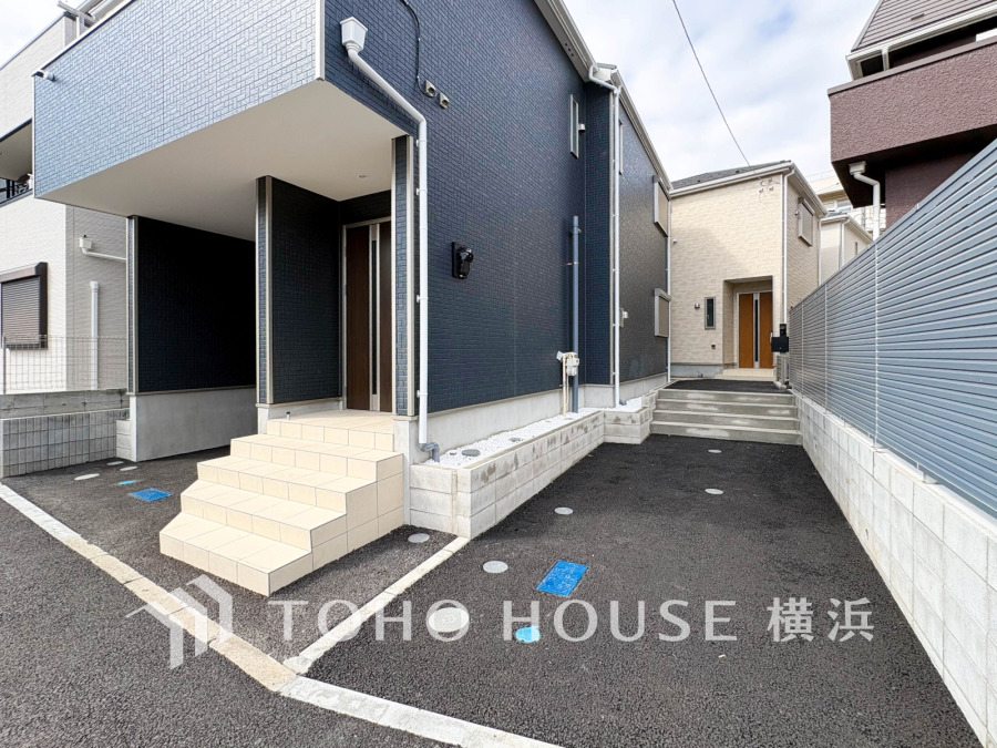 モダンな外観の新築一戸建て。駐車スペースも確保され、ゆとりあるアプローチが魅力です。