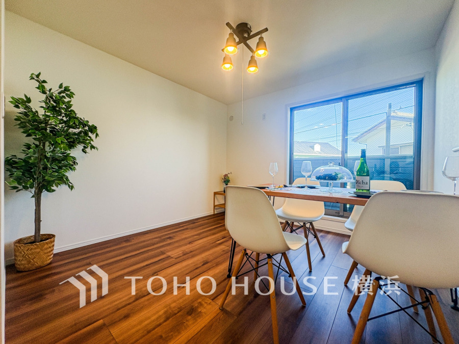 豊かな光が床材を照らしだすひと時、この場所には落ち着きと上質な空気感が流れます。ご家族やお友達との時間など、多くの時を刻む空間。何気なく過ぎる時でさえも上質なひと時となる快適な空間を目指して。