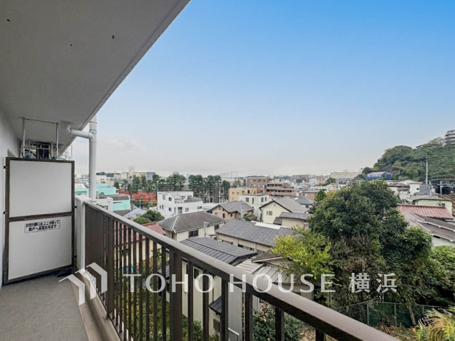 気持ちのいい空が見渡せる広いバルコニー。爽やかな風を感じて、心躍る素敵な暮らしがはじまります。通風・採光にも優れ、心地よい光と風があふれています