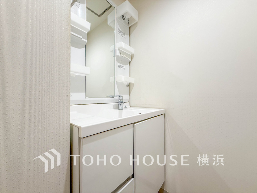 十分な大きさの洗面台は収納もさる事ながら、身だしなみチェックや歯磨きなど、朝の慌ただしい時間でもホテルライクなスペースで余裕とゆとりを感じて頂けます。