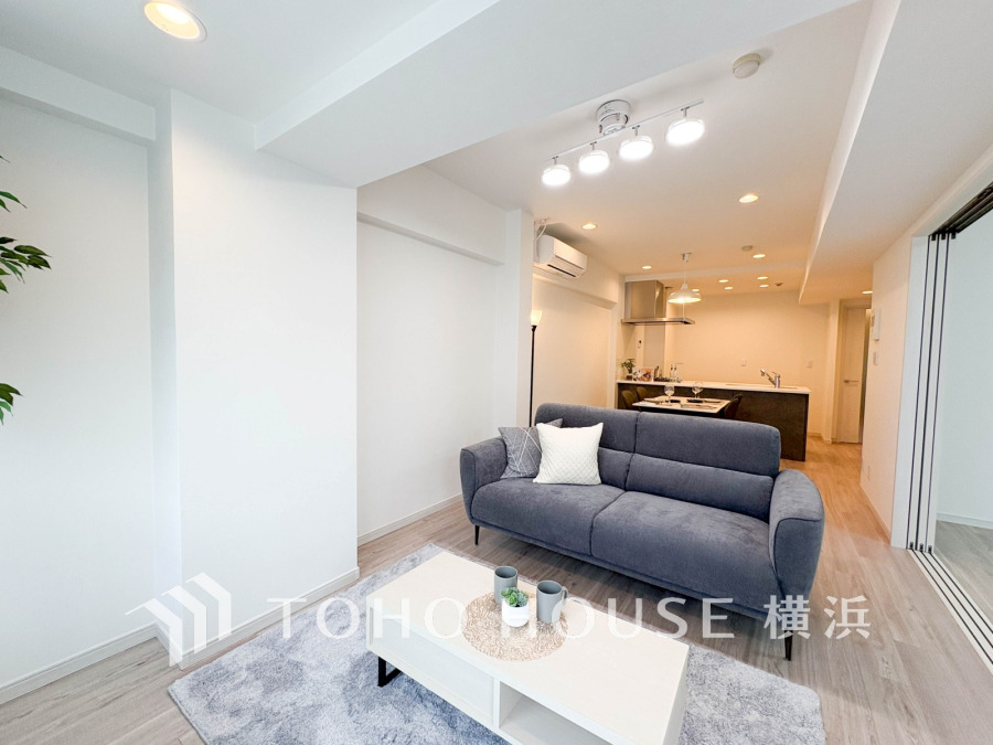 明るく開放的な空間が広がるLDK。室内には豊かな陽光が注ぎ込み、爽やかな住空間を演出。