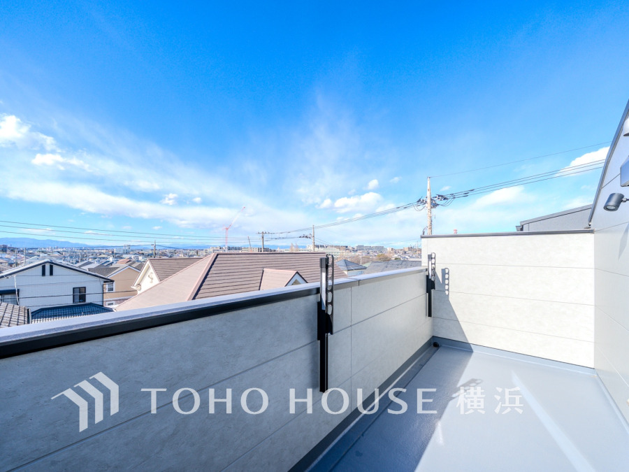 たっぷりの陽光が差し込むバルコニー。健やかな暮らしを守る太陽の恵みを存分に享受できます。爽やかな風と暖かな陽射しが紡ぐハーモニーが日々の暮らしのBGMになることでしょう。