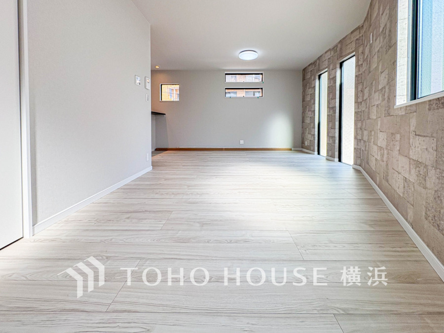 やわらかな陽射しがふりそそぎ、室内に開放感と爽快感をもたらします。
