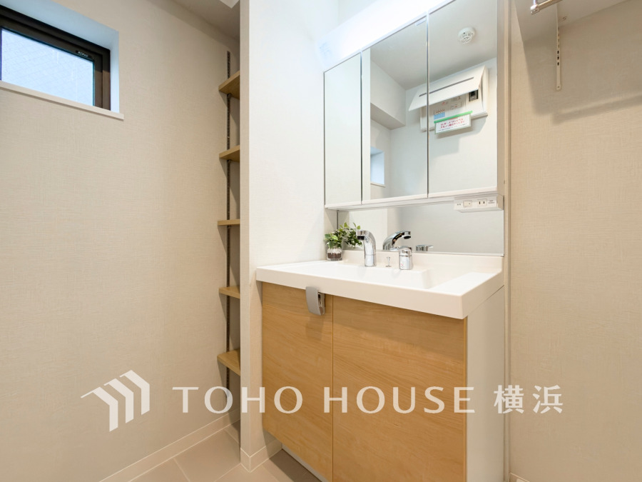 新規交換された洗面化粧台は美しく使いやすい機能が備えられています。