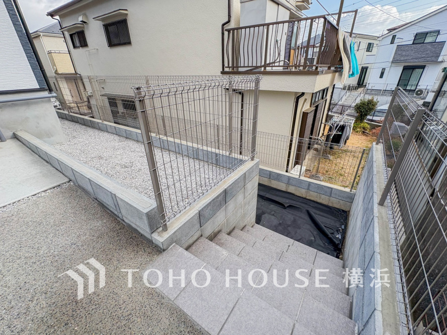 毎日の暮らしの中に癒しを与えてくれるお庭スペース。小さなお子様の遊び場にもちょうど良い空間です。ガーデニングで色とりどりの草花を綺麗に飾ればより一層華やかな空間になります。