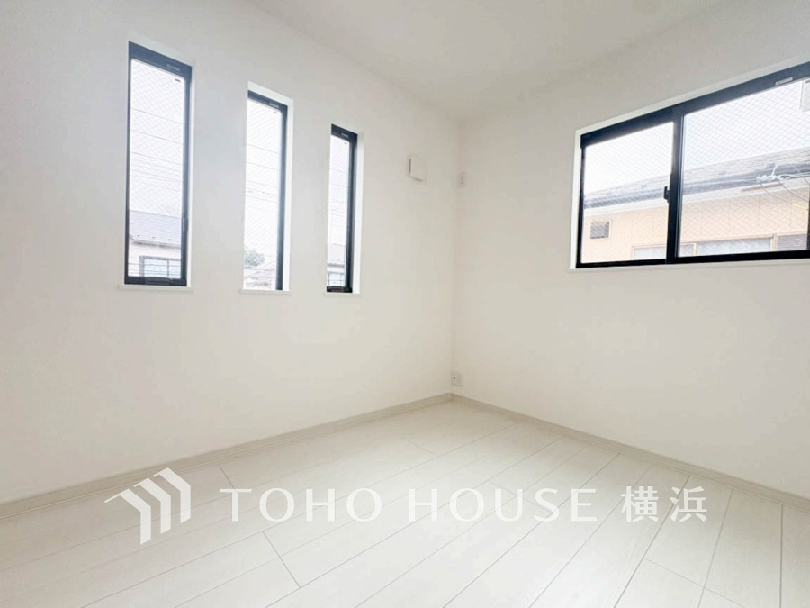 大きな窓からは快適な光を取り入れ、通気性能を上げる事で居心地の良い空間を演出します。多くの時間を過ごす住まいだからこそ、いつも快適な場所であるように心掛けています。