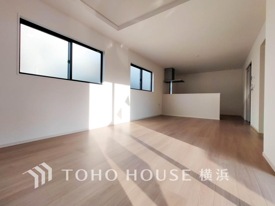 表現された空間は豊かな光と風を纏い、暮らしの時間を豊かにしてくれます。デザインされた空間と競い合うかのような充実した建物設備も家族の時間を彩ってくれることでしょう。 