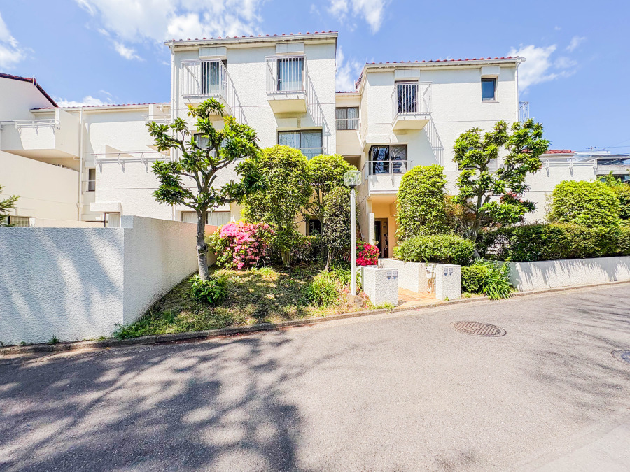 緑豊かな植栽が彩る上質なメゾネットマンション。まるでリゾートヴィラのような白壁の住宅です。