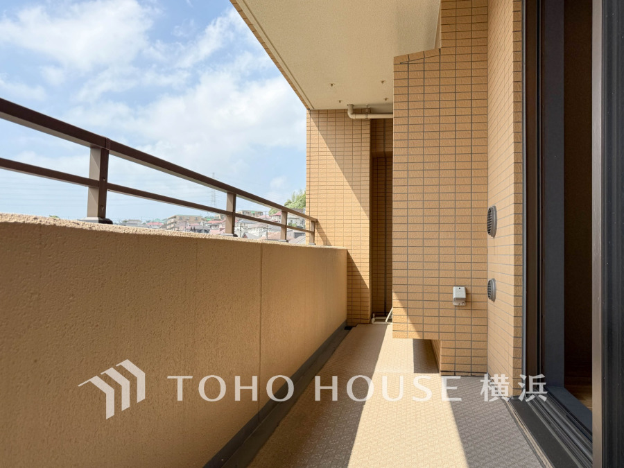 暮らしの中で光と風を演出してくれるバルコニー、見事なまでの開放的な空間を演出しながら、プライベート性も確保された空間は我が家の自慢です。