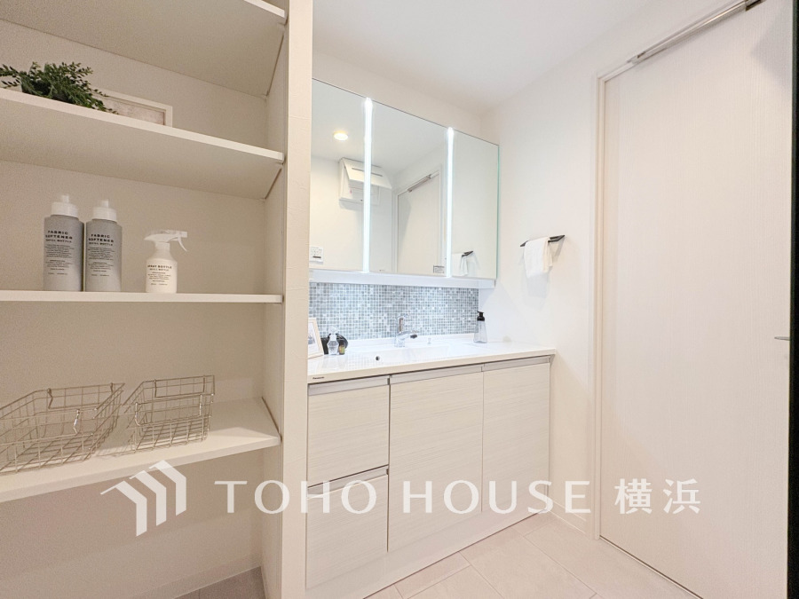 落ち着いた空間を演出するカラーと、ゆったり落ち着いてお使い頂ける広さが魅力のパウダールーム。居室からも独立しており、プライベート空間を保ちます。