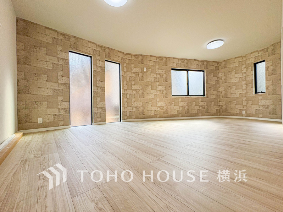 アクセントクロスが温かみを演出する、明るく開放的なLDK空間です。