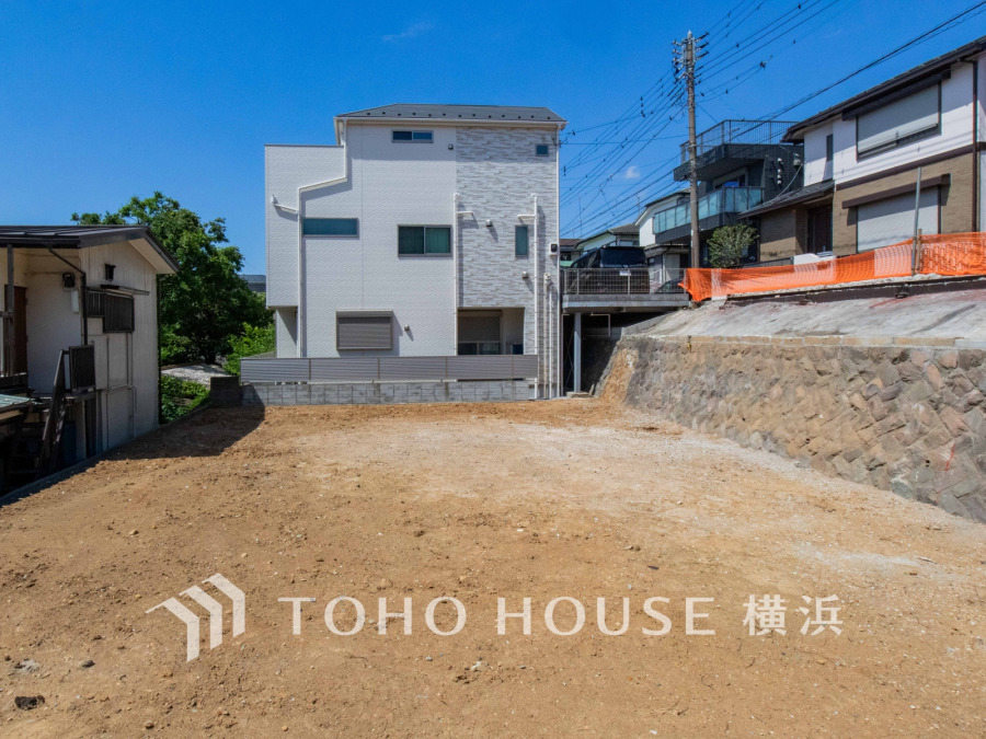 建築条件付きの土地のご紹介です。建築参考プラン（木造3階建・4LDK・101.32平米・建物参考価格・税込：1705万円）もございます。