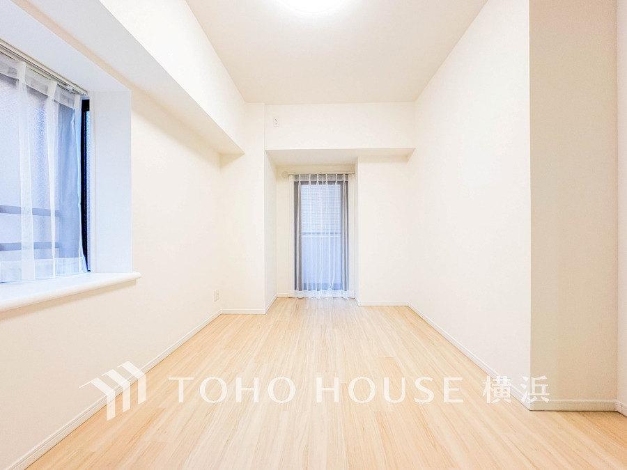 7帖のゆとりある洋室。バルコニーに隣接し、開放感のある空間です。