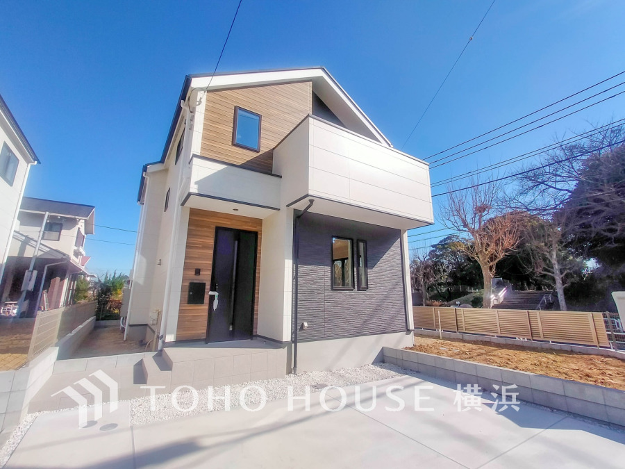 時代の流れに惑わされないシックなカラートーンで街並みに溶け込む外観。建物のクオリティーに拘った邸宅は、「落ち着き」「安らぎ」「快適」を実現してくれます。いつ来客があっても決して油断しない邸宅。