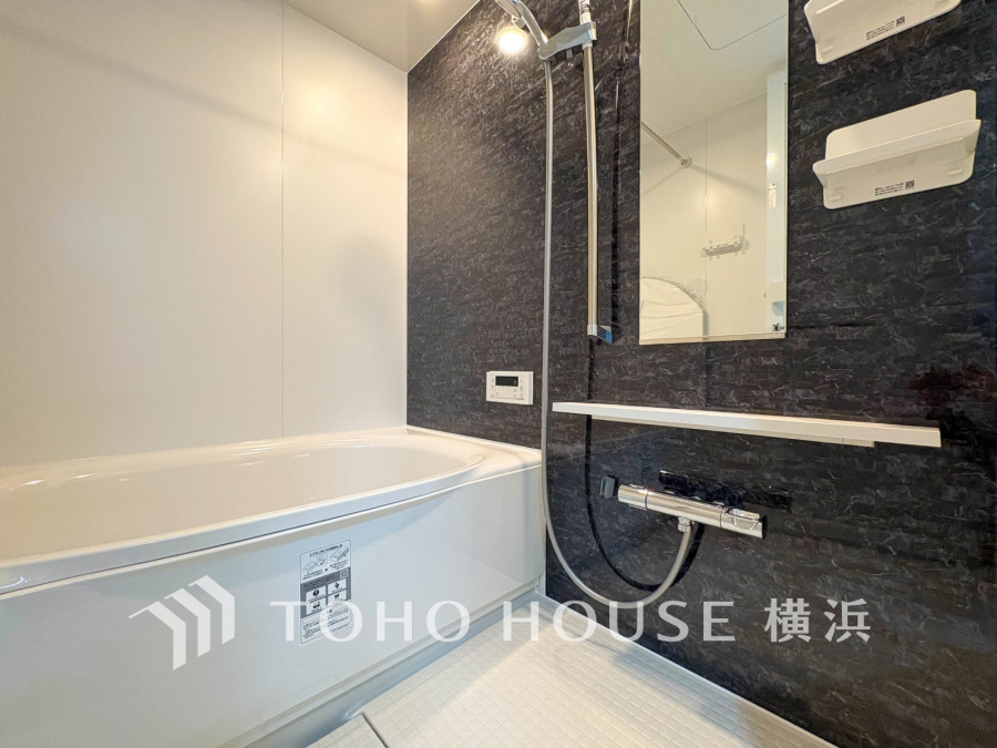 上質が感じられるカラーリングで、清潔な空間美を実現。一日の疲れが癒される優雅なバスタイムを堪能できるゆとりあるバスルームです。